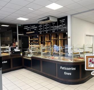 Intérieur de la boulangerie La Maison des Gourmandises à Vesoul, comptoir pâtisseries fines