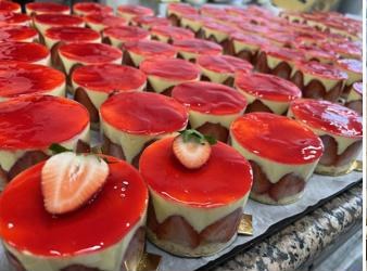 Entremets individuels à la fraise alignés sur un plateau