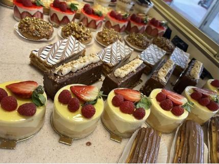 Éclairs, mille-feuilles et entremets aux fruits rouges
