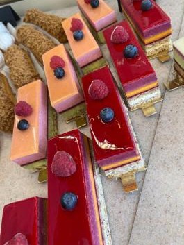 Entremets tranchés aux fruits rouges et pistache