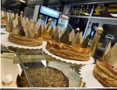 Galettes des rois et tartes en vitrine