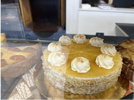 Gâteau entier crème et noisette préparé en boutique