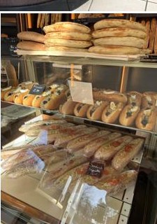 Sandwichs baguette et pains spéciaux en vitrine