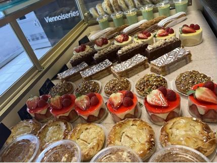 Entremets et viennoiseries en vitrine réfrigérée